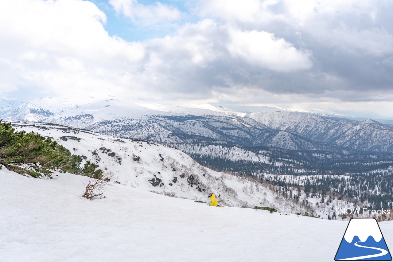 大雪山旭岳ロープウェイ｜北海道最高峰「旭岳」で、ひと足先に滑り納め…。2024-2025シーズンも SNOW Freaks をご覧くださり、どうもありがとうございました！